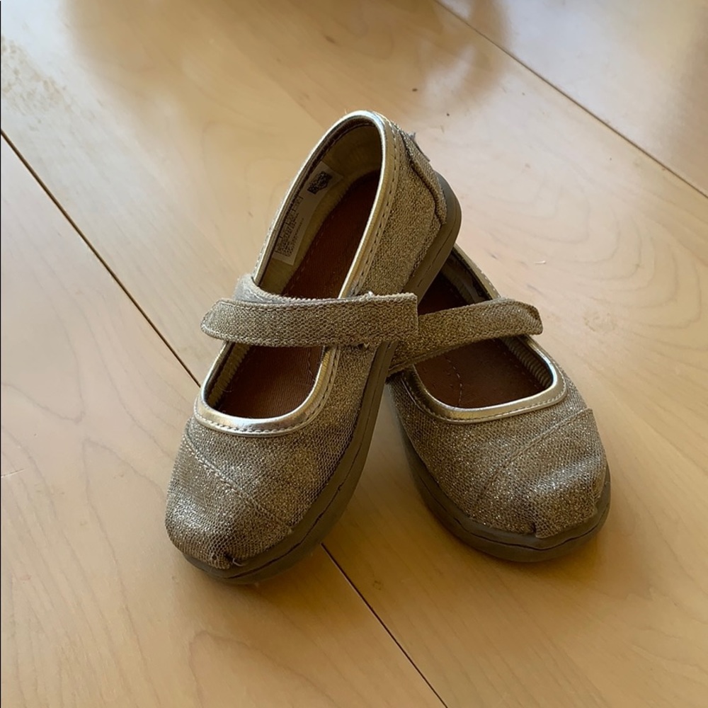 Toddler size 6 Toms